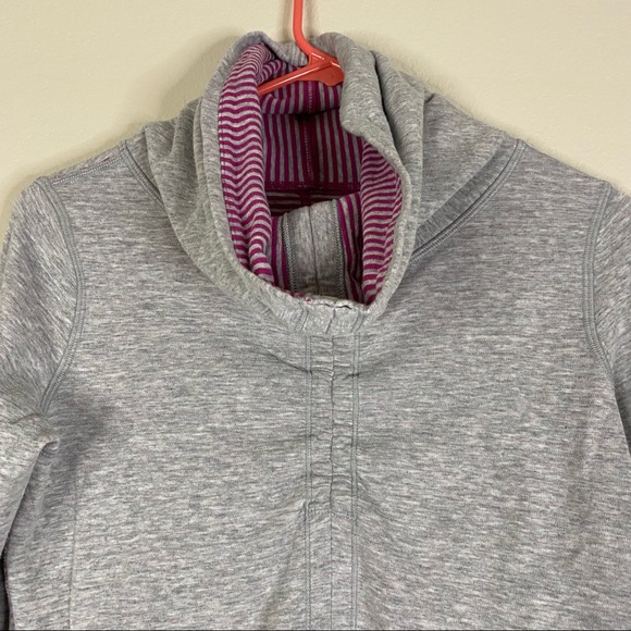 LULULEMON gray In A Cinch reversible sweatshirt 4 - Picture 2 of 12